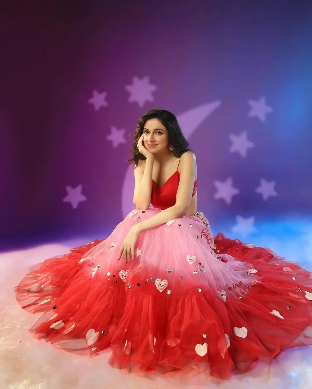 Beautiful Indian Actress Divya Khosla Kumar In Red Top